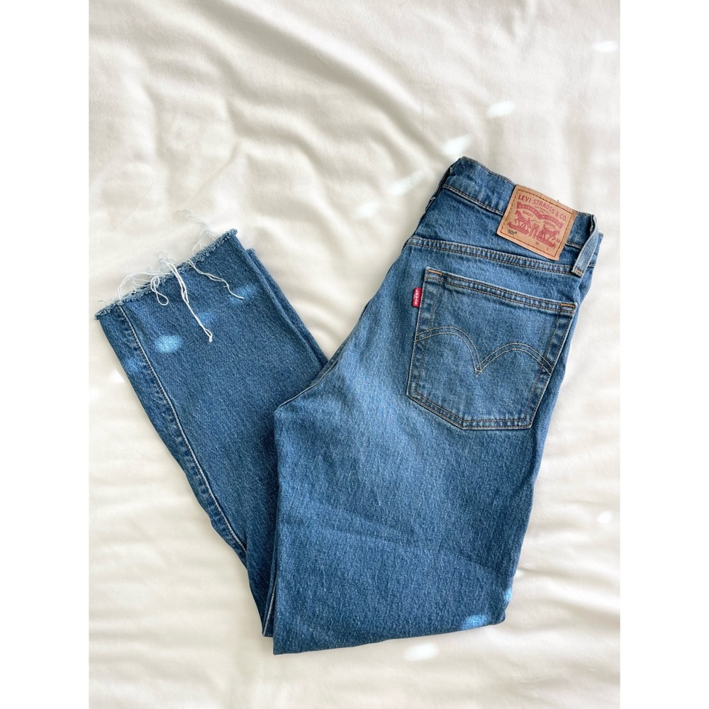 Levi’s 501 High Waisted Straight Leg Cropped Ripped Jean in Size 26x26